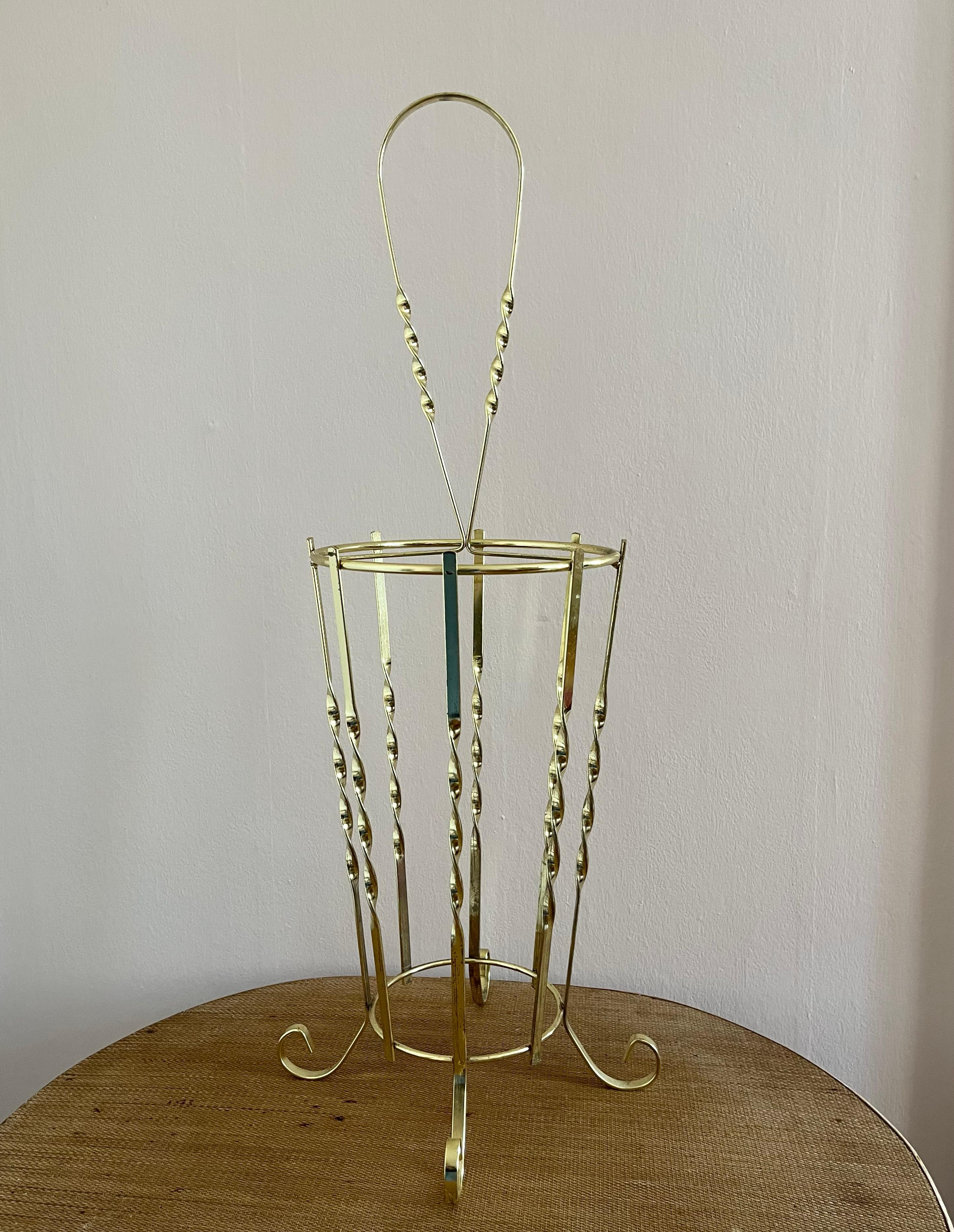 1970s golden umbrella stand with twisted details.

Perfect for the hall, this 1970s umbrella stand in golden metal has amazing twisted details. 

58 cm high and in very good vintage condition. 
