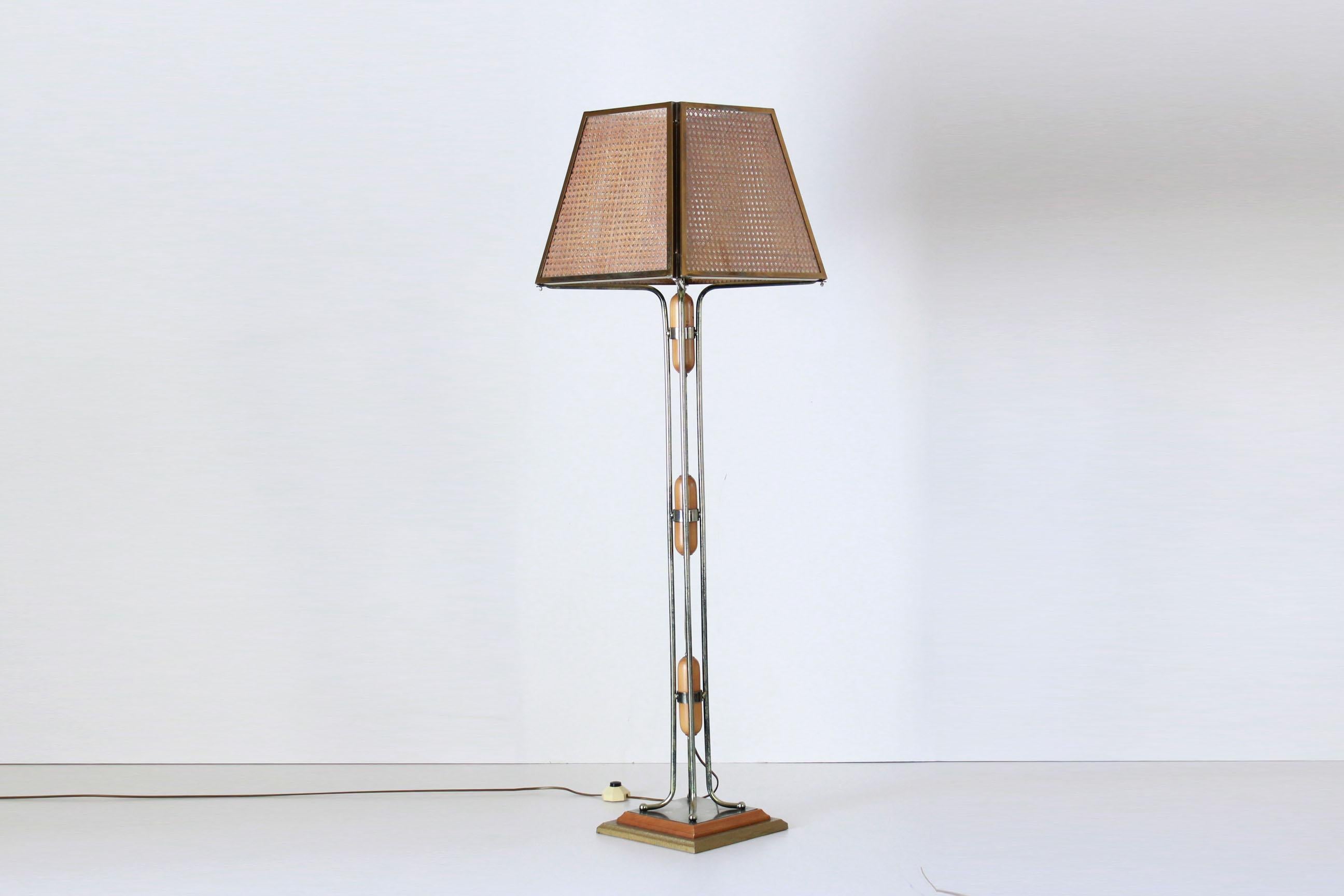 A 1970s vintage floor lamp. A 1970s vintage floor lamp with refined Wien straw lampshade and goldenrod steel structure. Cast iron and wood base. In good conditions with some sign of time. Perfectly working.

Internal plexiglass cover to rattam