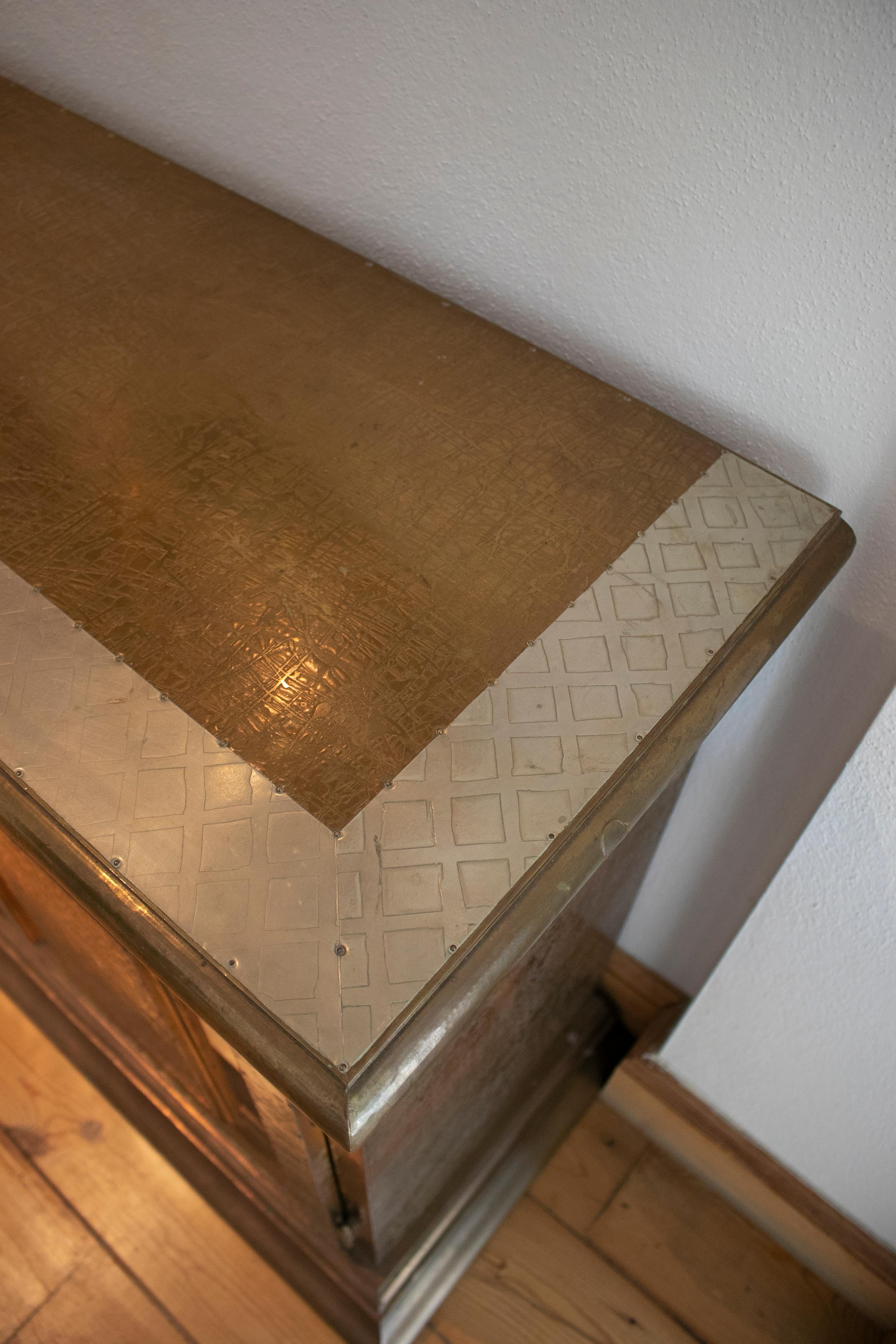 Console a quattro ante in ottone dorato e specchio con otto cassetti di Gony Nava degli anni '70 in vendita 8