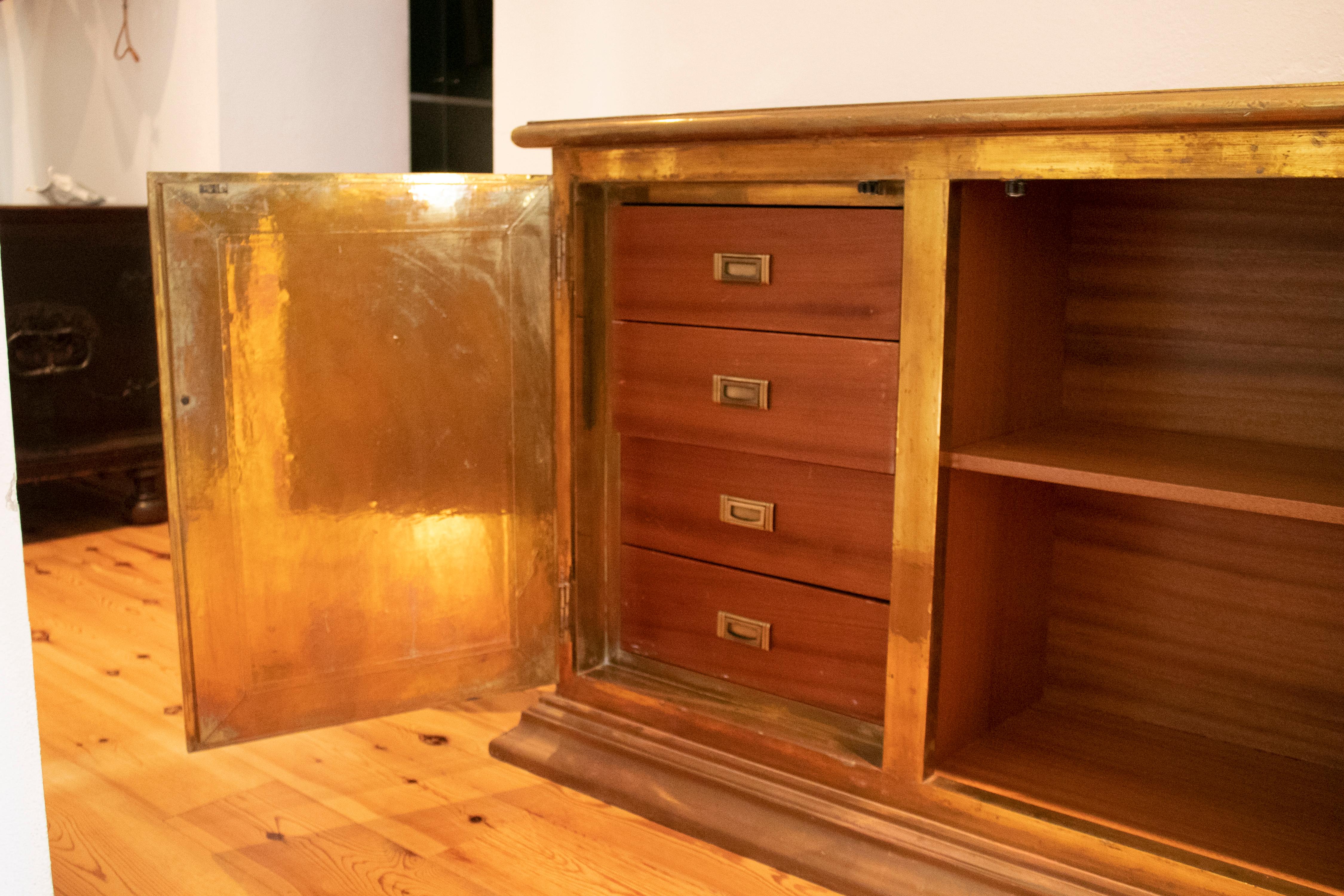 1970s Gony Nava Four-Door Gilt Brass and Mirror Console with Eight Drawers For Sale 1