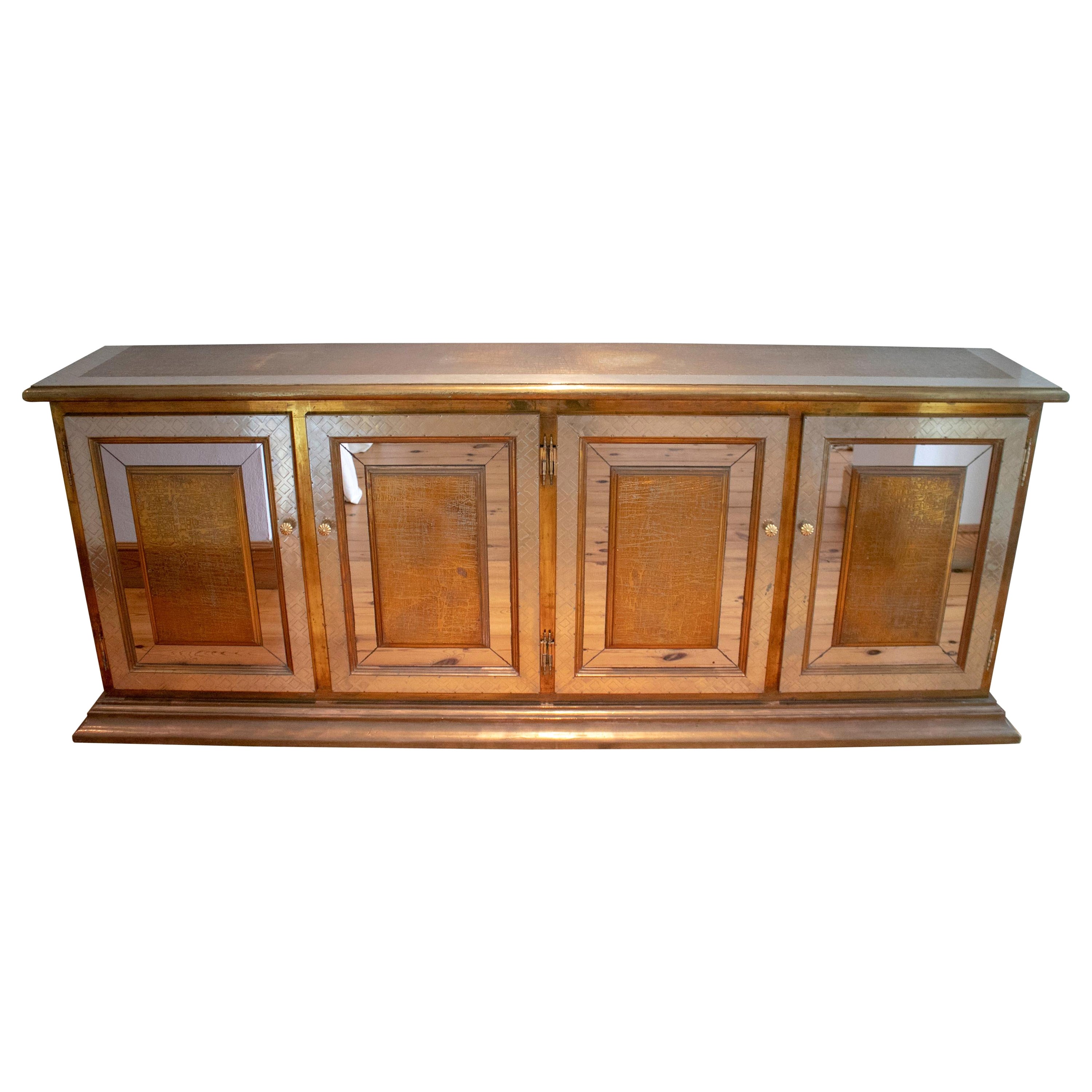 Console a quattro ante in ottone dorato e specchio con otto cassetti di Gony Nava degli anni '70