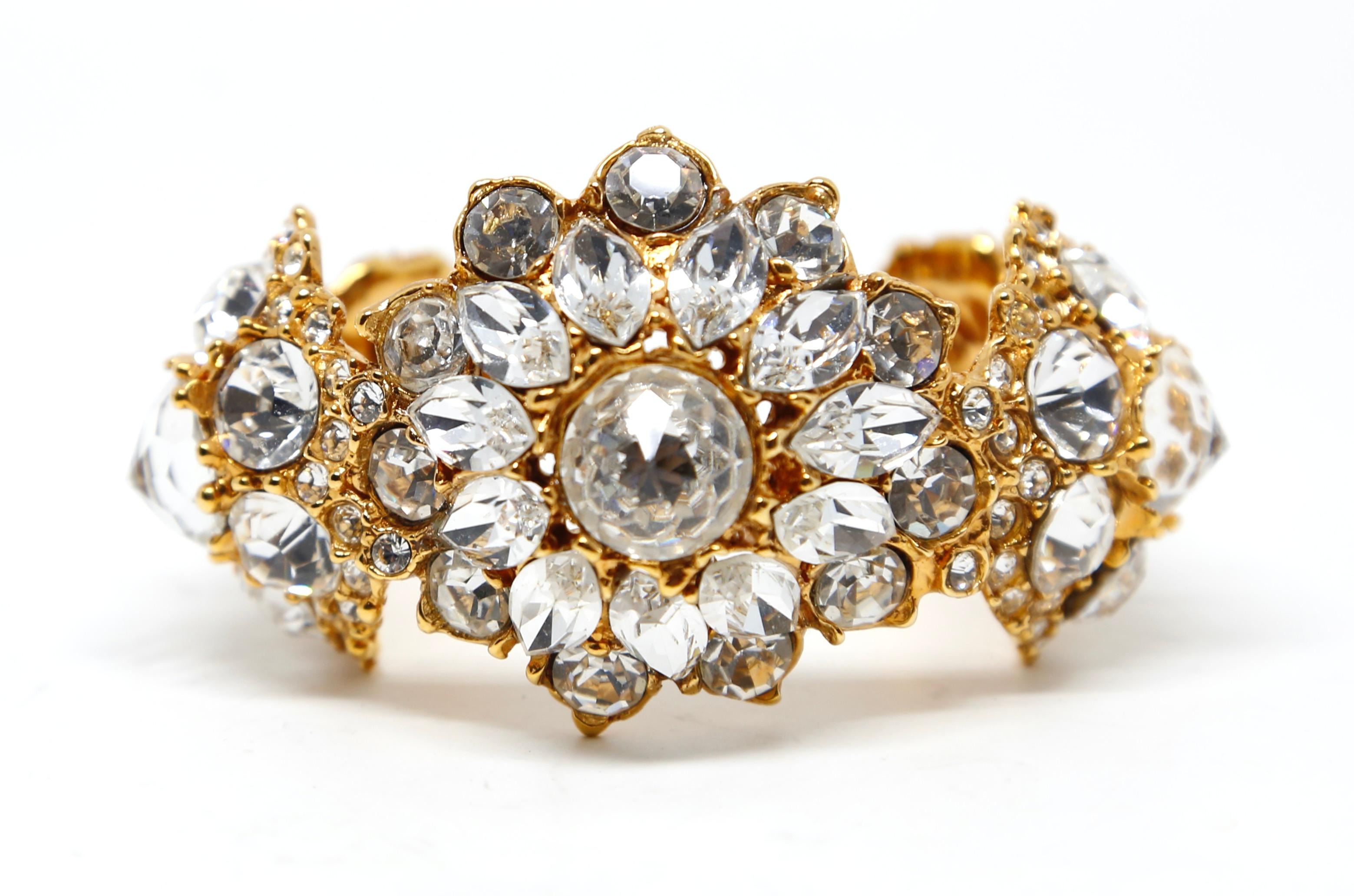 Yves Saint Laurent, años 70

Espectacular y rarísimo brazalete dorado diseñado por Robert Goossens para Yves Saint Laurent. El diseño escultural presenta una ornamentada disposición de cristales transparentes facetados engastados en metal dorado,