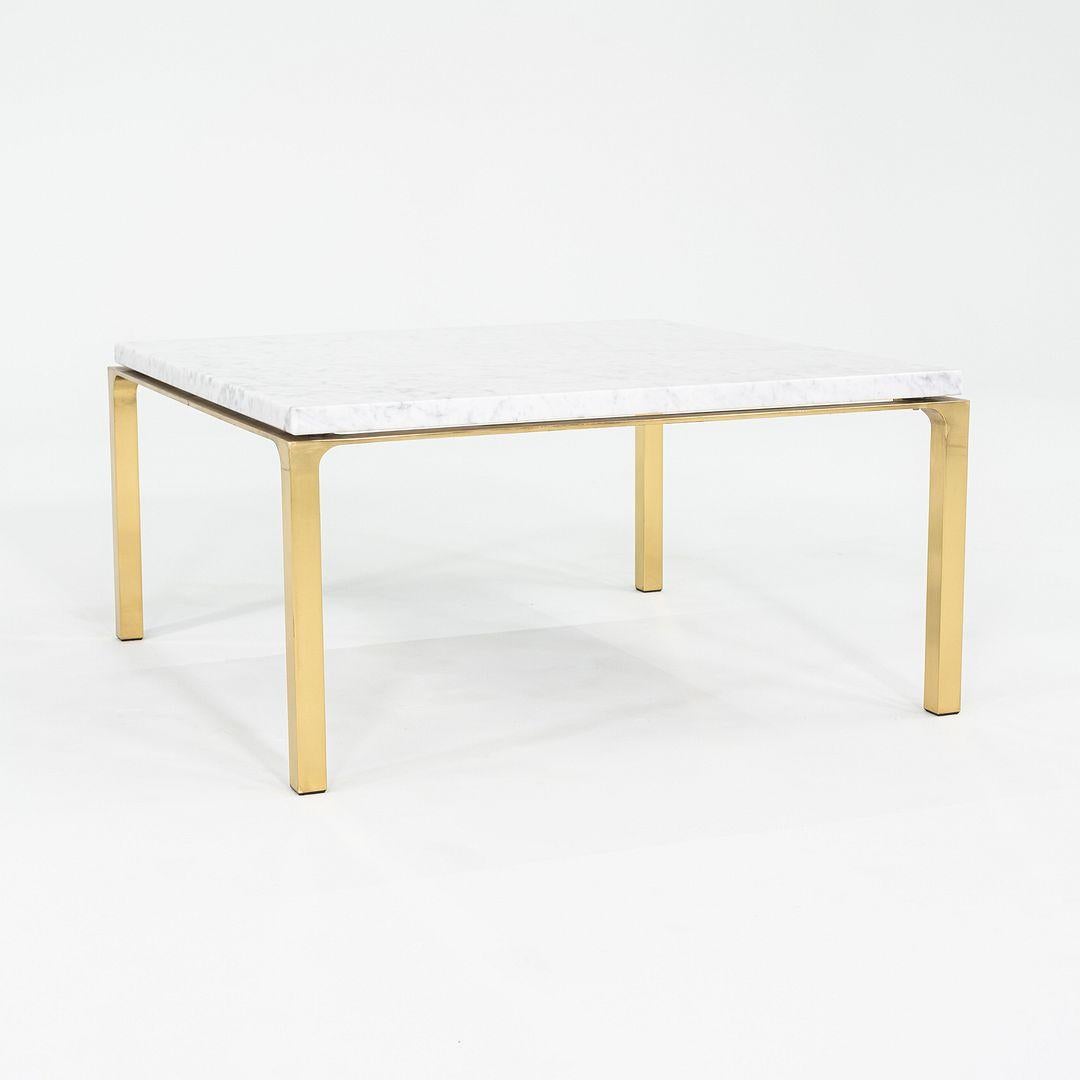 Dieser Tisch stammt aus der Privatsammlung von Gratz Industries, früher bekannt als Treitel Gratz. Der Sockel ist aus massiver und röhrenförmiger Bronze gefertigt, die für die Aufnahme einer Steinplatte konzipiert wurde. Der Tisch wurde für ein