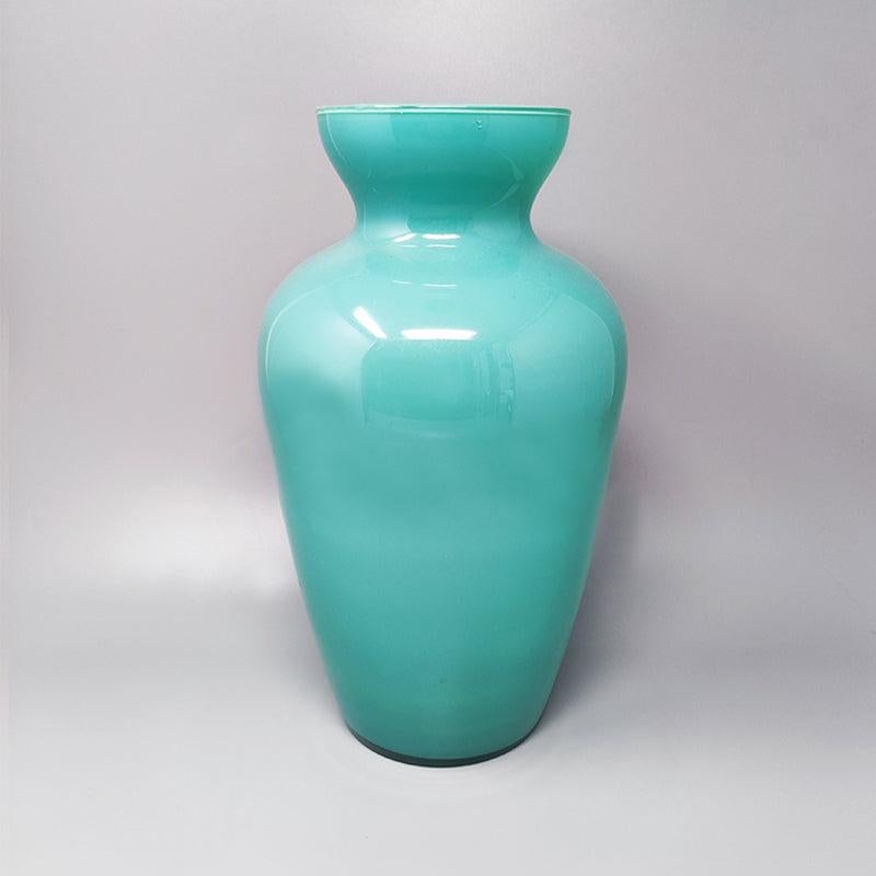 Wunderschöne aquamarinfarbene Vase von Ca dei Vetrai, handgefertigt in Murano-Glas. Diese Vase ist in ausgezeichnetem Zustand. Hergestellt in Italien.
Vase Durchmesser 7,87 x 12,99 Höhe Zoll.
Vase Durchmesser 20 cm x 33 Höhe cm.