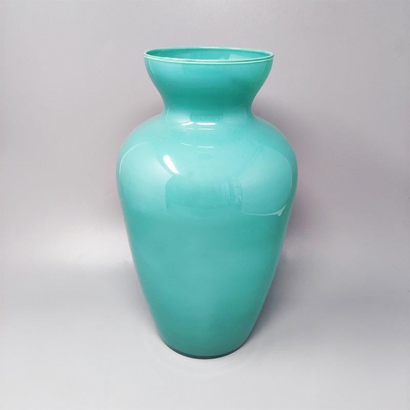 Gorgeous aquamarine vase, handmade in Murano glass. This vase is in excellent condition. Made in Italy.
Vase diameter 7,87 x 12,99 height inches.
Vase diameter 20 cm x 33 height cm.
