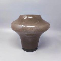 Magnifique vase beige des années 1970 en verre de Murano par Dogi. Fabriqué en Italie