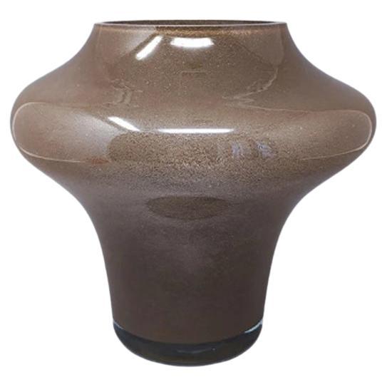 1970er Jahre Wunderschöne beigefarbene Vase aus Murano-Glas von Dogi. Hergestellt in Italien