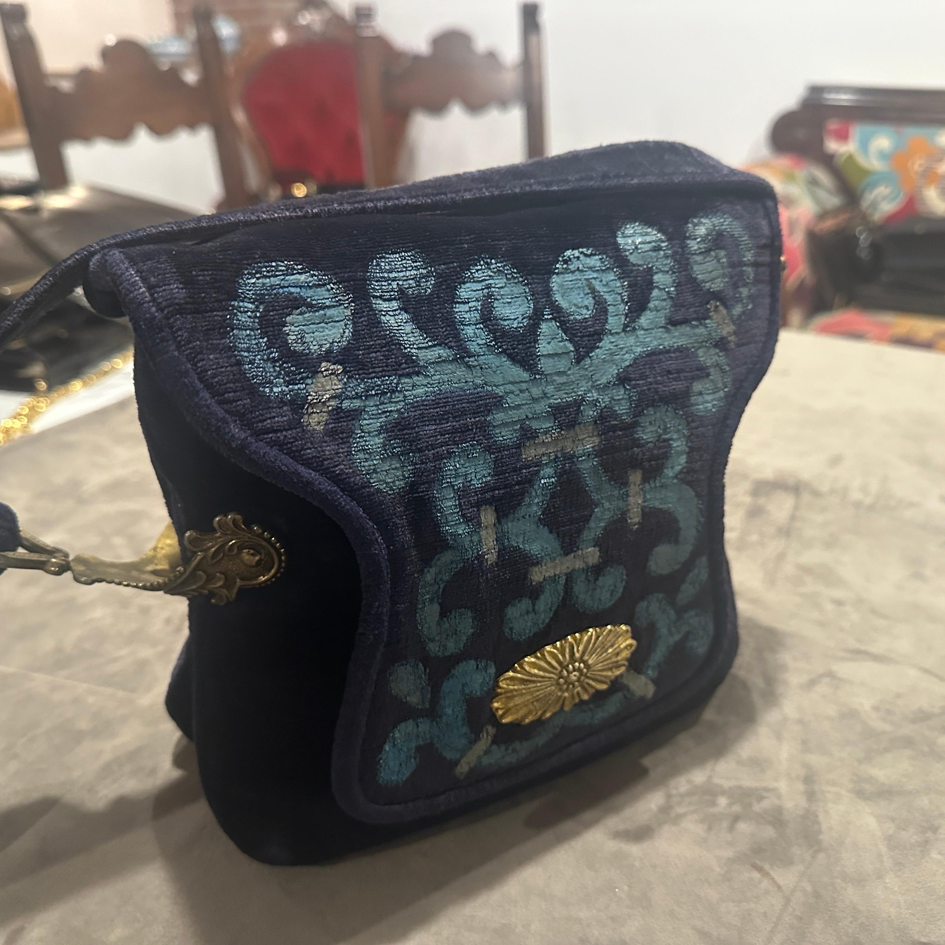 Vert 1970 - Magnifique sac à bandoulière italien en velours et laiton bleu et turquoise en vente
