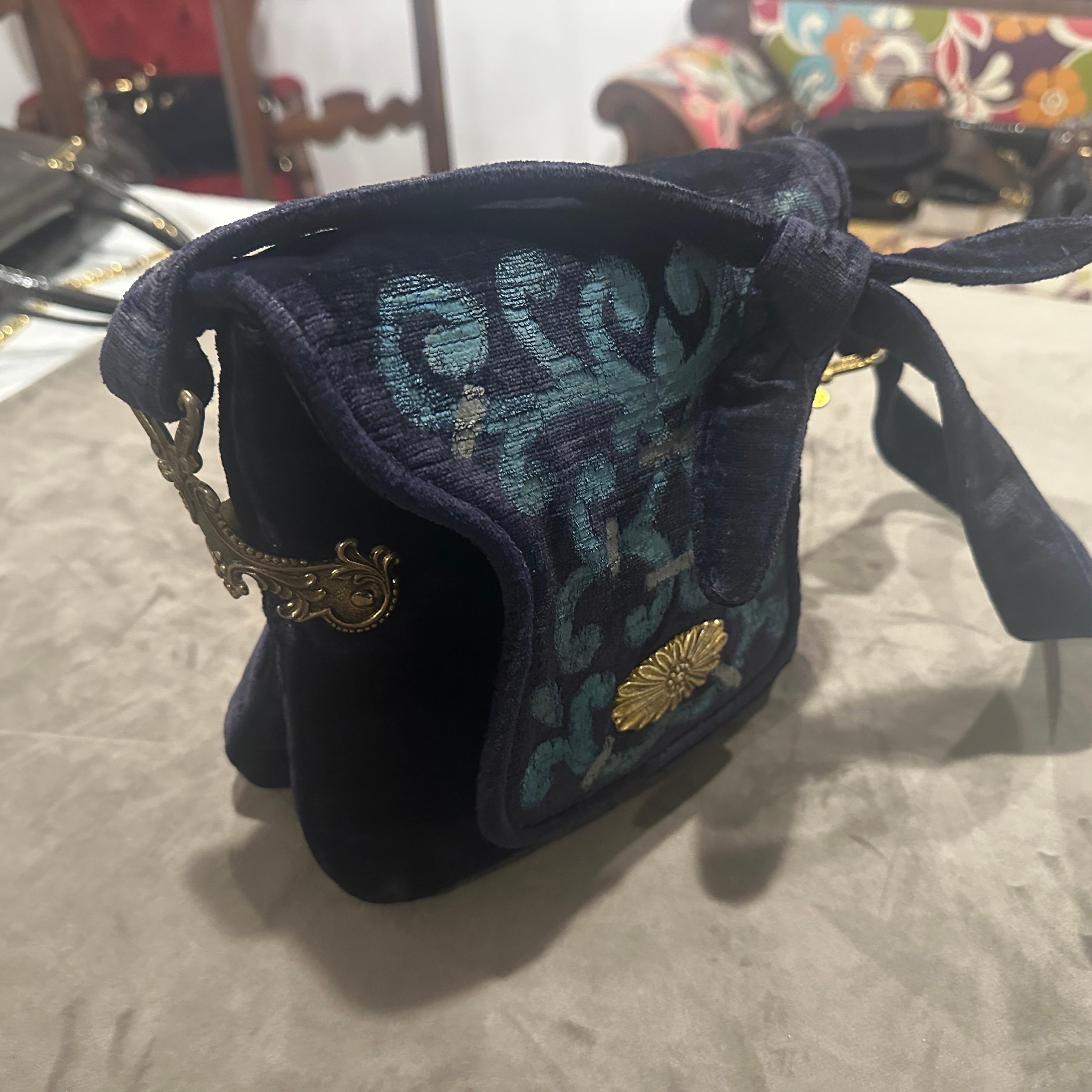 1970 - Magnifique sac à bandoulière italien en velours et laiton bleu et turquoise Excellent état - En vente à Aci Castello, IT