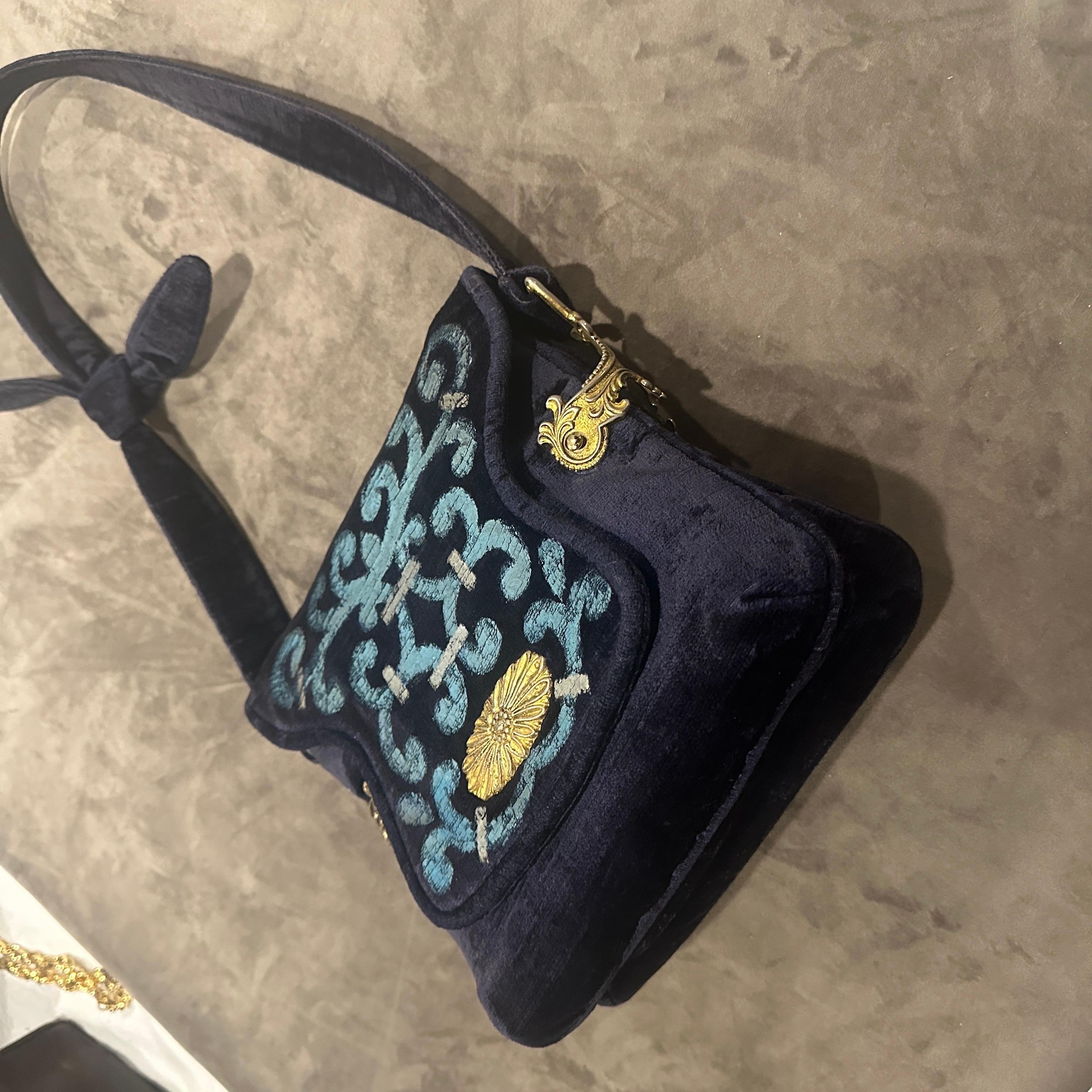1970 - Magnifique sac à bandoulière italien en velours et laiton bleu et turquoise Pour femmes en vente
