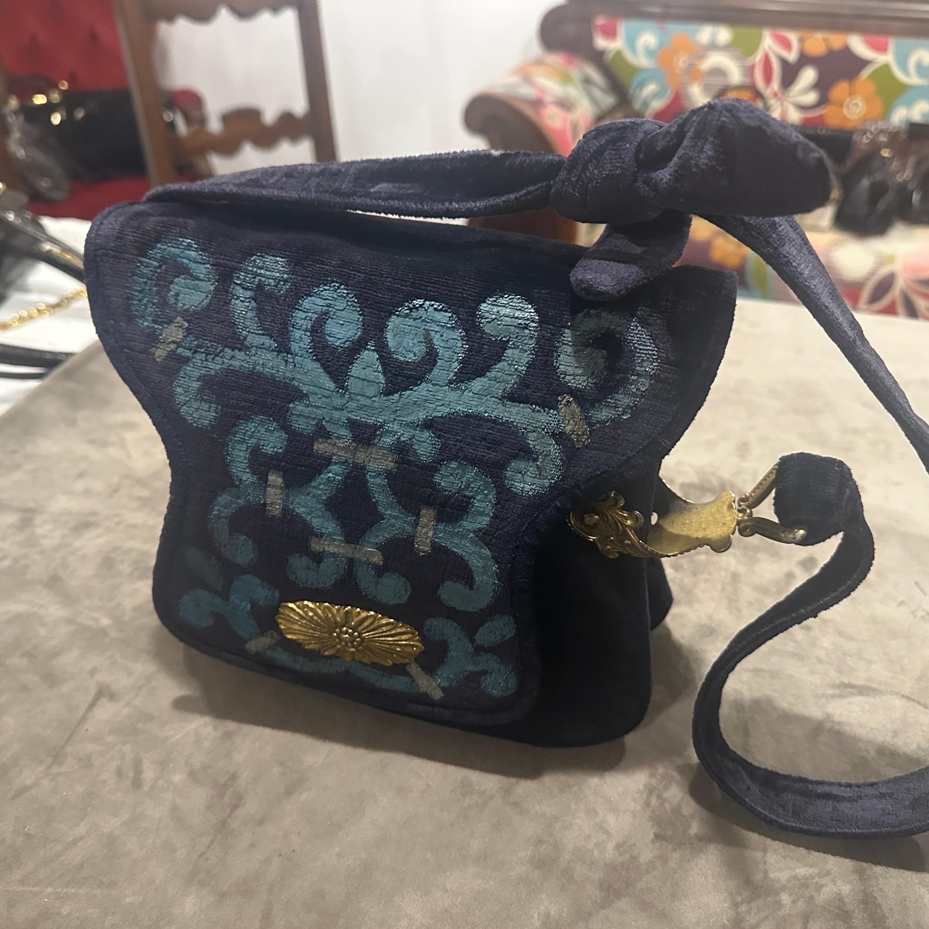 1970 - Magnifique sac à bandoulière italien en velours et laiton bleu et turquoise en vente 1