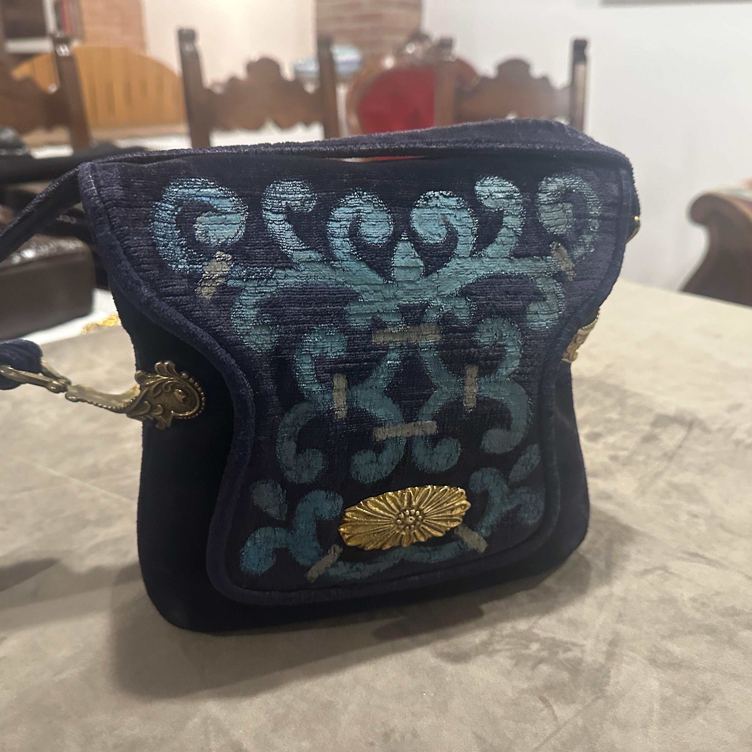 1970 - Magnifique sac à bandoulière italien en velours et laiton bleu et turquoise en vente 3