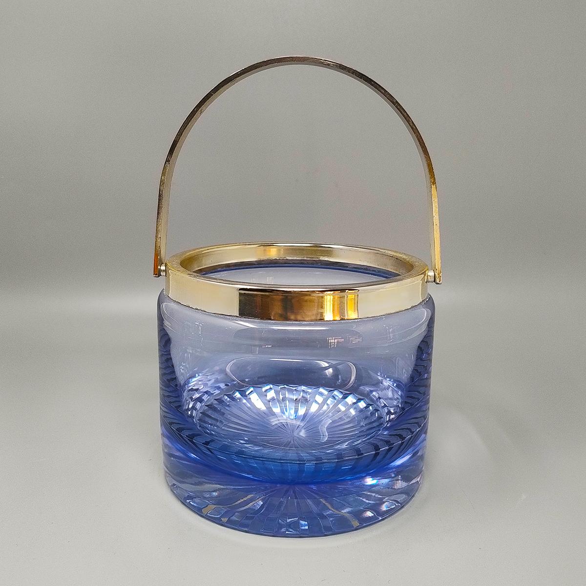1970 Splendido secchiello per il ghiaccio blu di I.L.C. in cristallo. Prodotto in Italia.  È in condizioni eccellenti.
Dimensioni:
diametro 5,51 x 8,66 H. pollici con maniglia sollevata
diametro 14 cm x cm 22 H con manico alzato
diametro 5,51 x 5,11