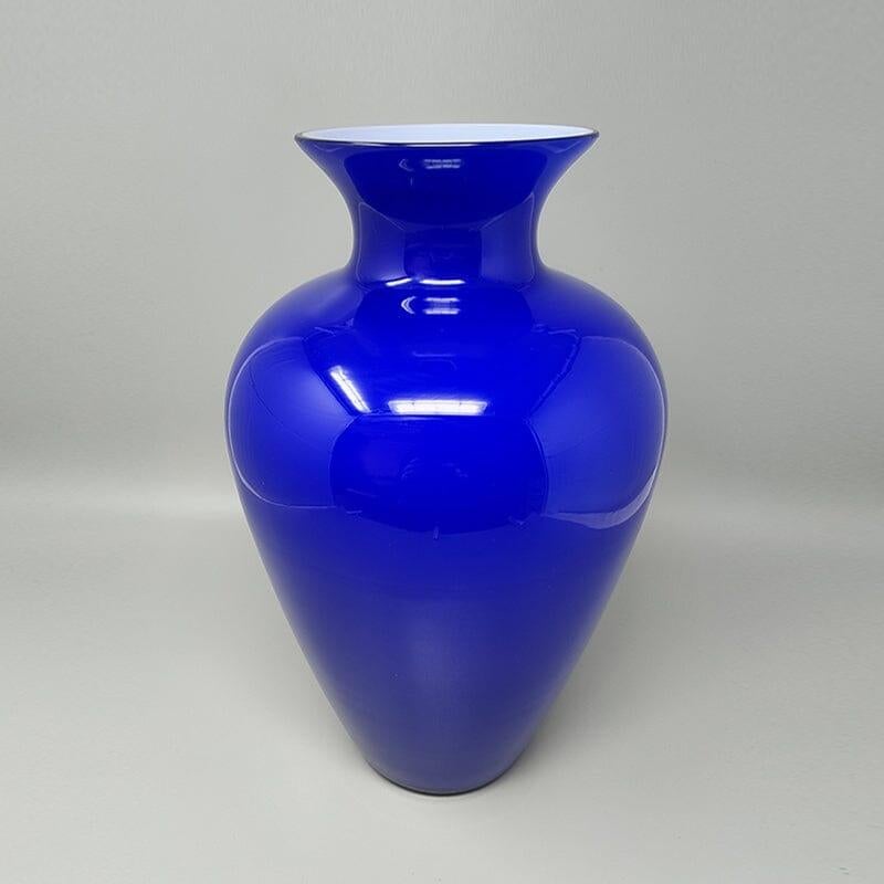 1970s Gorgeous big blue vase by Ind. Vetraria Valdarnese, mouth-blown glass and handmade. Made in Italy. This vase is in excellent condition. Made in Italy.
Vase diameter 7,87 x 13,77 H inches
Vase diameter 20 cm x 35 H cm