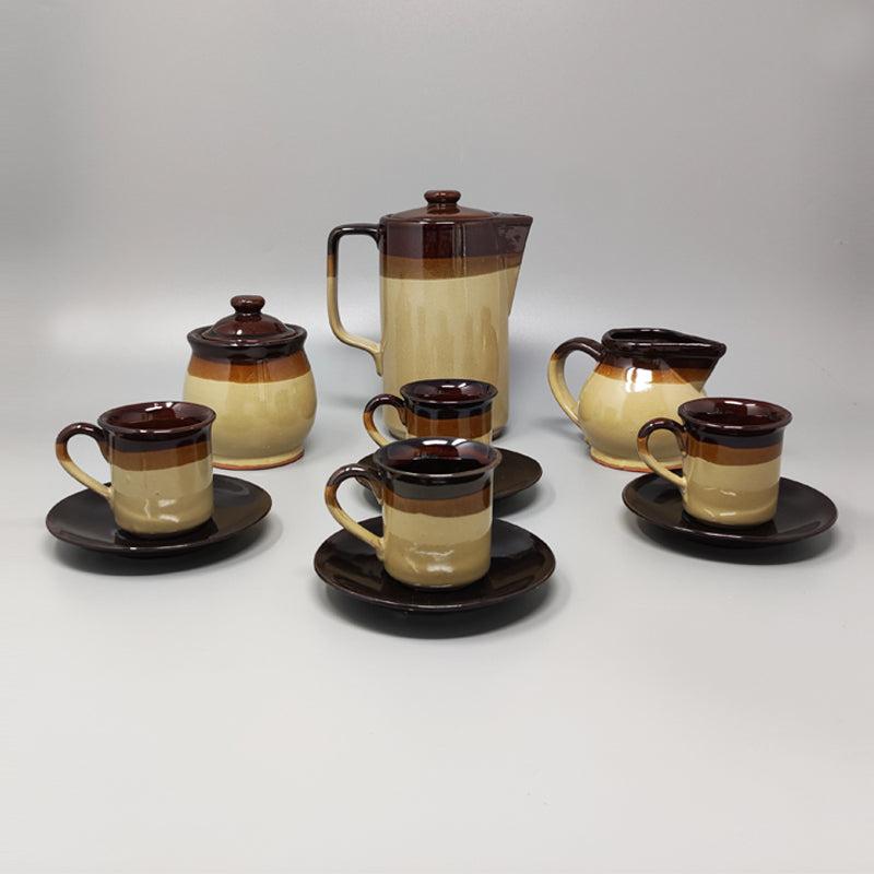1970 : magnifique service à café brun en céramique de Faenza. Fabriqué à la main en Italie. Les articles sont en excellent état.
- 1 Cafetière 5,11