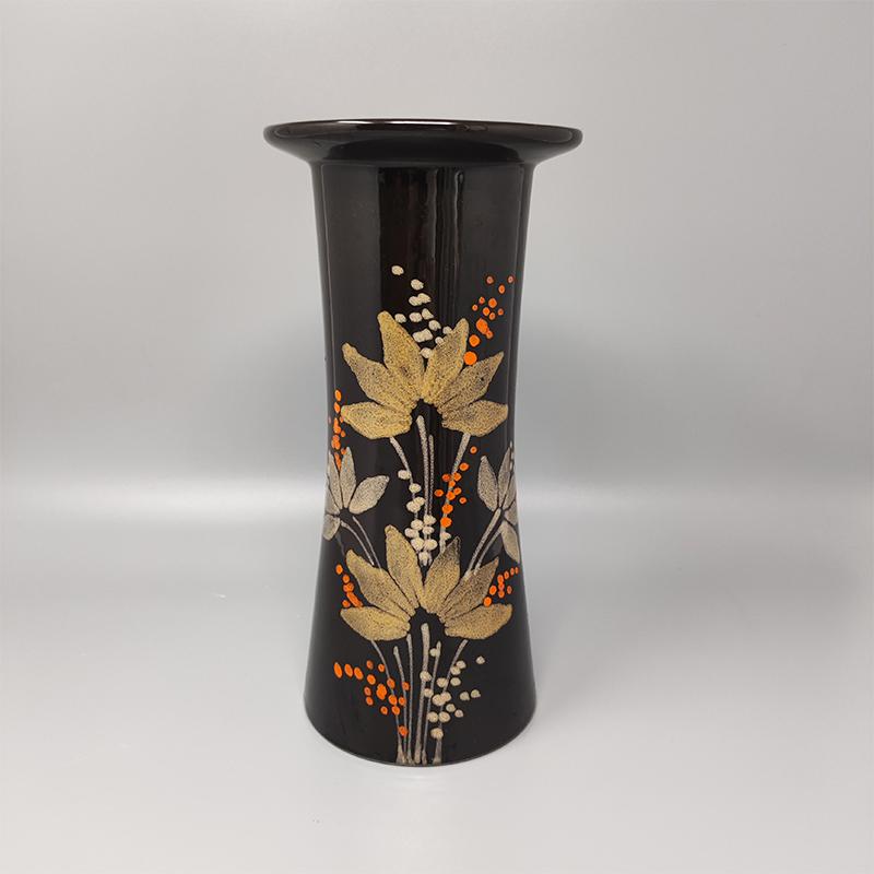 1970s Gorgeous brown vase ceramic by SIC hand-painted. Made in Italy.
The flower motif of this vase is amazing. The vase in excellent condition, signed at the bottom
Dimension:
diameter 5,11