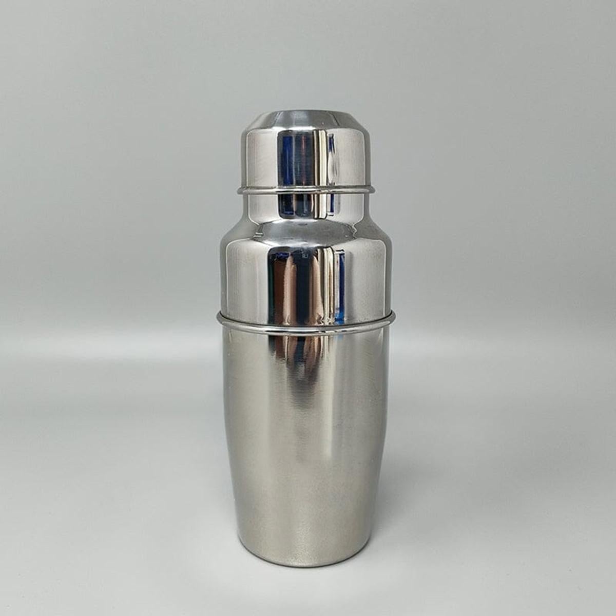 1970er Jahre Wunderschöner Cocktail-Shaker von Pran. Hergestellt in Italien
Der Artikel ist in ausgezeichnetem Zustand. Es ist unten unterschrieben.
Dimension:
Durchmesser 2,75 x 7,87 H Zoll
Durchmesser cm 7 x cm 20 H