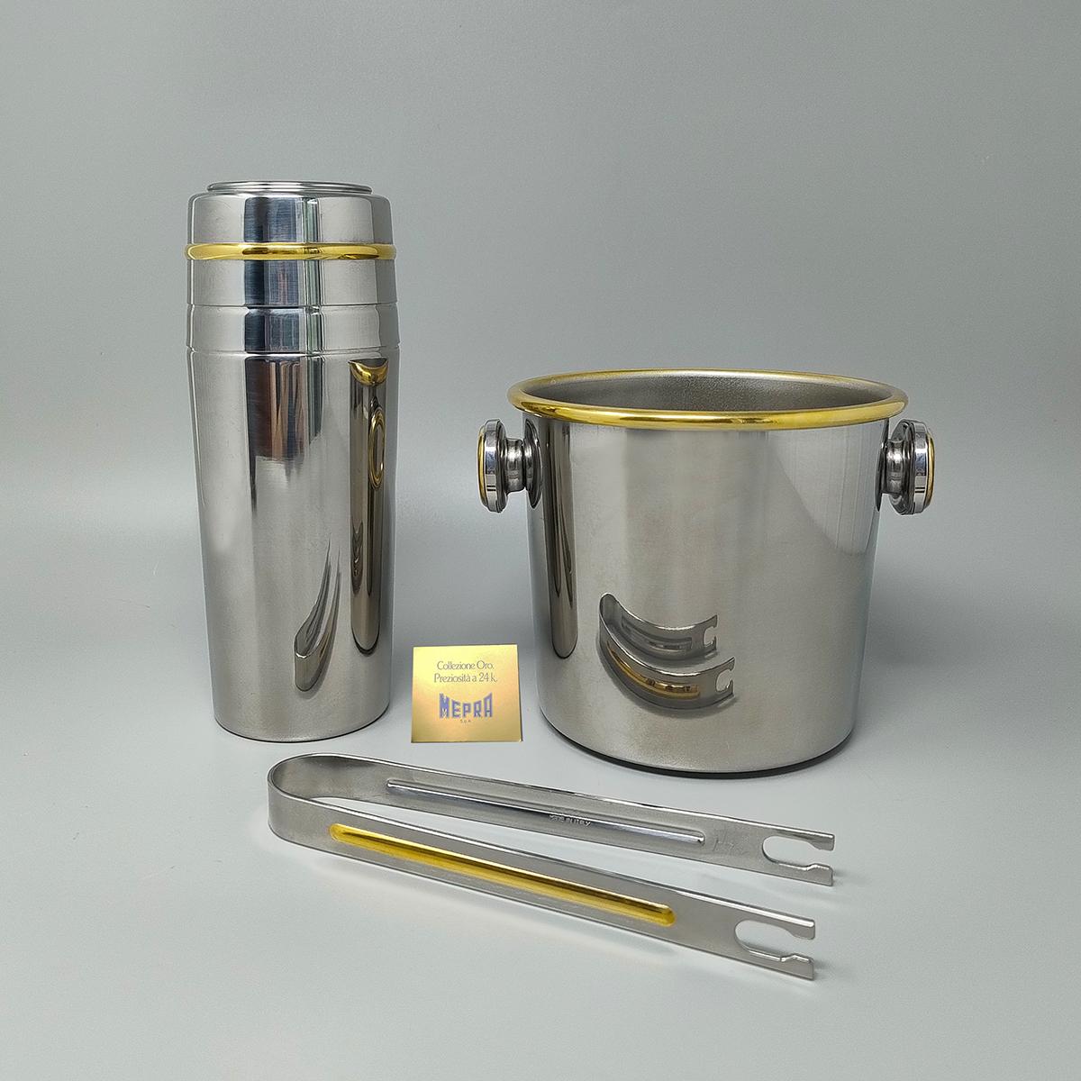 1970er Jahre Gorgeous Cocktail Shaker in Gold 24K und Edelstahl mit Eiskübel und Eiszange von Mepra mit seiner ursprünglichen Box, nie benutzt. Hergestellt in Italien.
Die Artikel sind in ausgezeichnetem Zustand. Dieses Set ist erstaunlich.
Cocktail