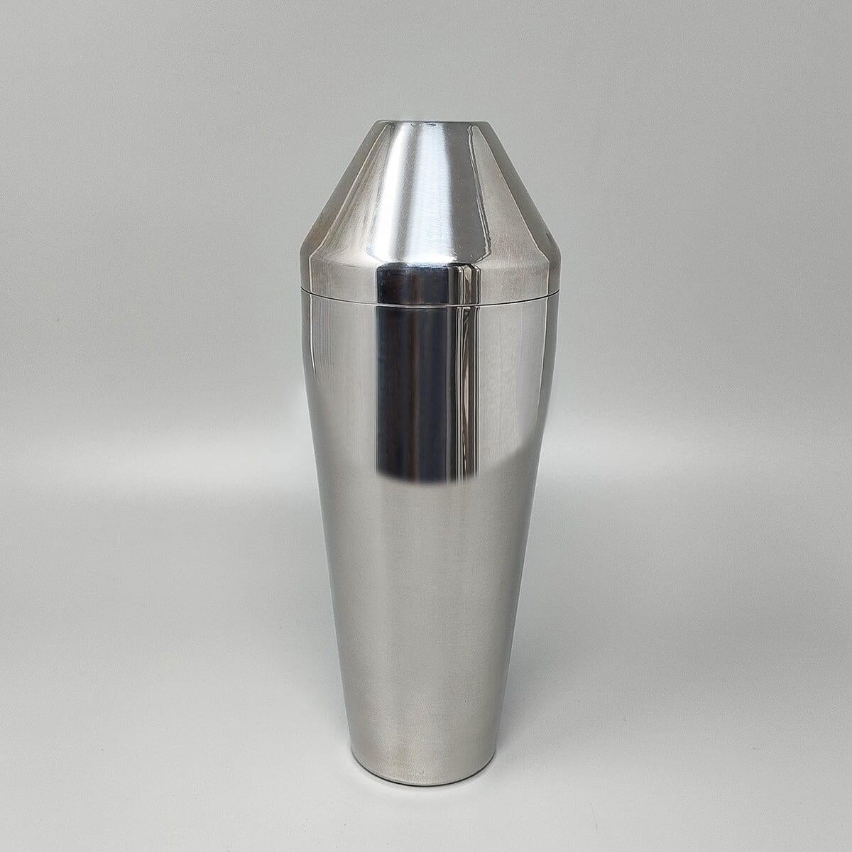 1970 Magnifique shaker à cocktail. Fait en Italie.
Ce Shakers est une véritable œuvre d'art. Sa forme est impressionnante et il est en excellent état.
Dimension :
diam 3,54 x 9,05 H pouces
diam cm 9 x cm 23 H
