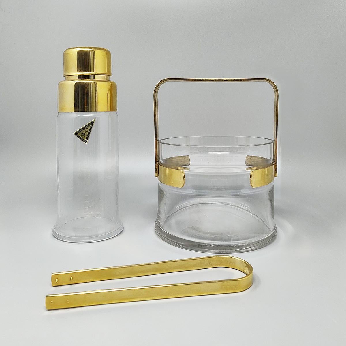 1970 Splendido shaker per cocktail con secchiello per il ghiaccio in oro 24K e cristallo e con le pinze per il ghiaccio originali. Hand Made. Prodotto in Italia. Firmato in basso
Gli articoli sono in ottime condizioni
Shakers diametro 3,54 x 9,05 H.