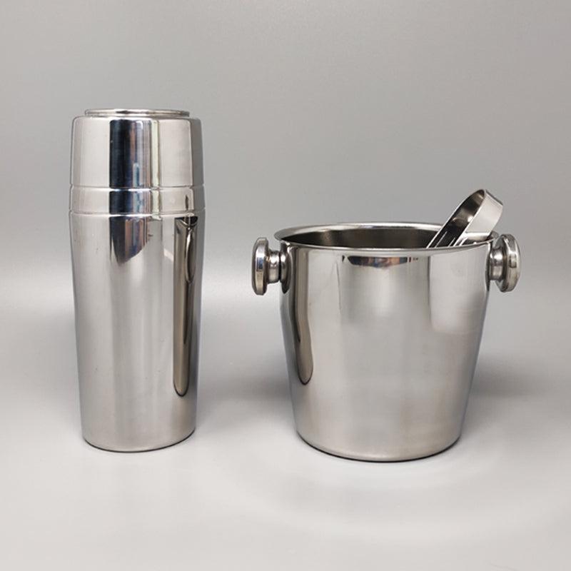 1970er Jahre Wunderschöner Cocktailshaker mit Eiskübel aus Edelstahl von Mepra. Hergestellt in Italien.
Die Artikel sind in ausgezeichnetem Zustand und am Boden signiert.
Cocktail Shaker Durchmesser 2,75
