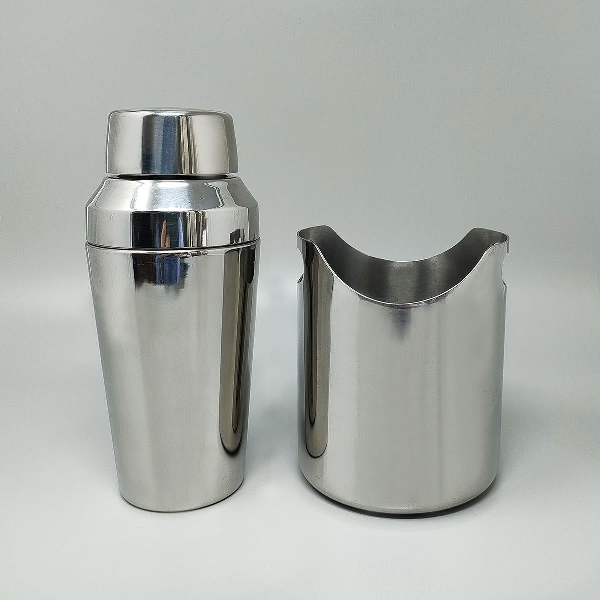 1970s Gorgeous cocktail shaker with ice bucket by Motta. Fait en Italie. Les deux pièces sont signées sur le fond. Le design de cet ensemble est extraordinaire, il est donc rare de le trouver. Les articles sont en excellent état.
Shakers diamètre