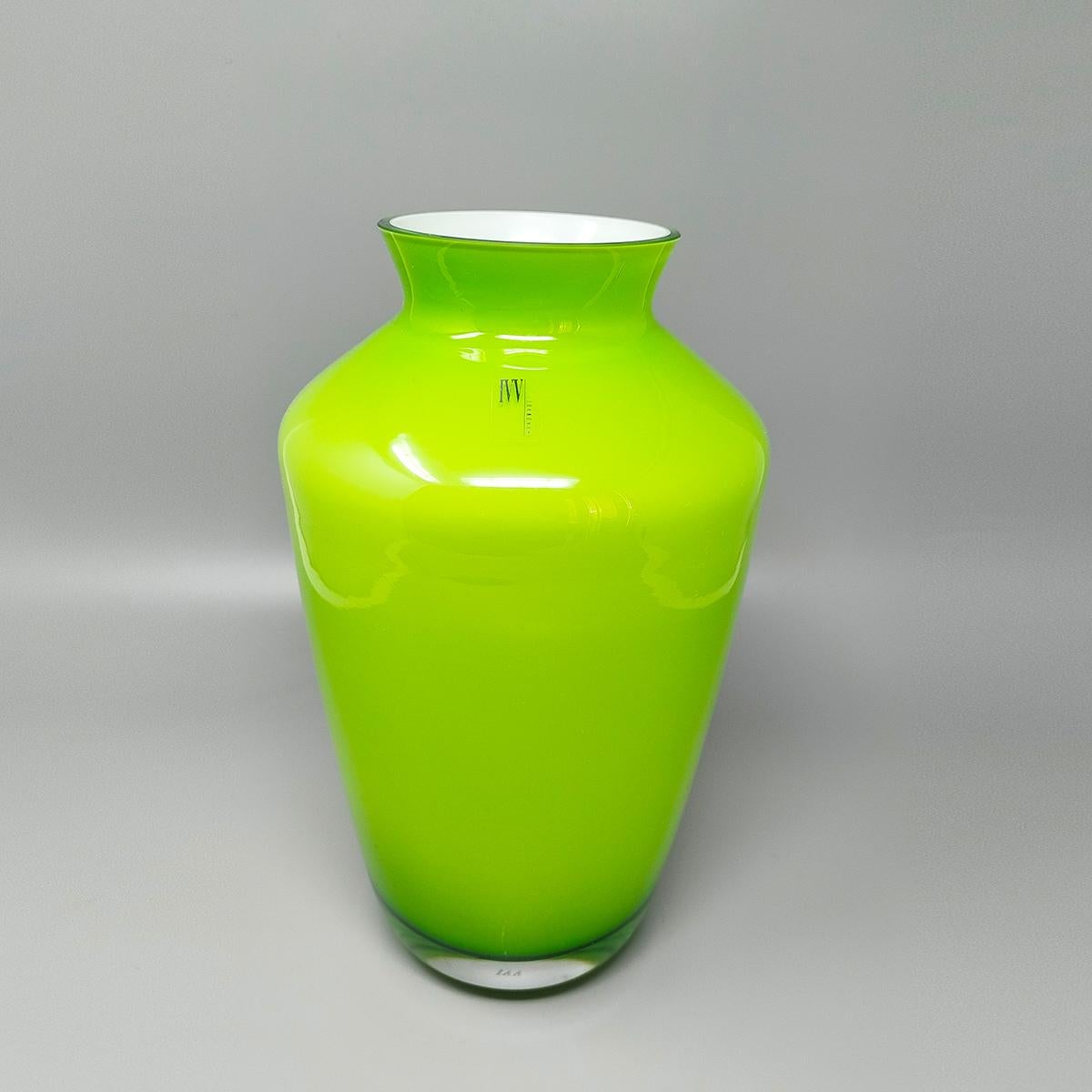 1970 Splendido vaso verde dell'Industria Vetraria Valdarnese, in vetro soffiato a bocca e lavorato a mano. Prodotto in Italia. Firmato con l'etichetta originale. Questo vaso è in condizioni eccellenti. Prodotto in Italia.
Diametro del vaso 7,08 x