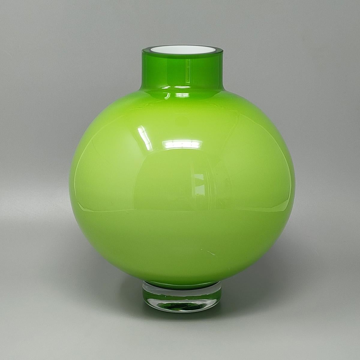1970s Gorgeous green vase by Industria Vetraria Valdarnese, mouth-blown glass and handmade. Made in Italy. This vase is in excellent condition. Made in Italy.
Vase diameter 7,87 x 9,84 H inches
Vase diameter 20 cm x 25 H cm