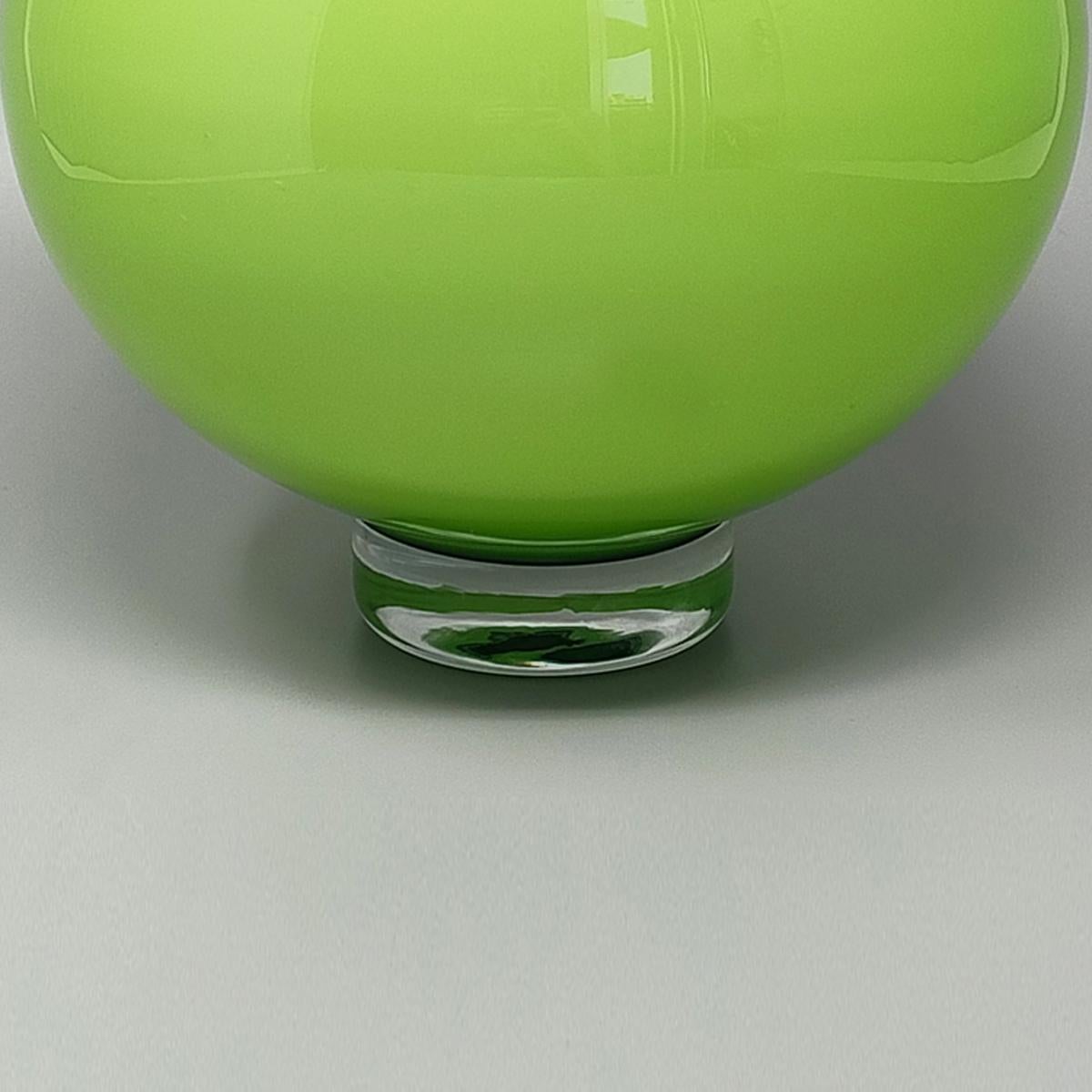 1970s Gorgeous Green Vase by Ind. Vetraria Valdarnese. Made in Italy In Excellent Condition For Sale In Milano, IT