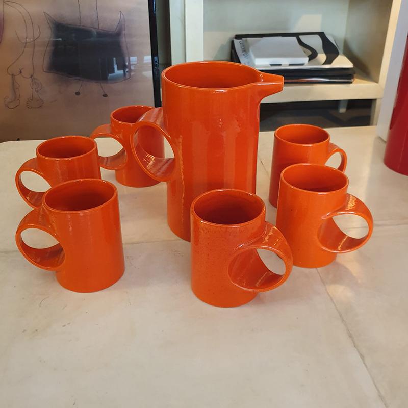 1970er Jahre Wunderschönes orangefarbenes Set von sechs Tassen mit Krug aus Keramik von Gabbianelli.
Die Artikel sind in ausgezeichnetem Zustand
Dimension
Krug 
Durchmesser 4,92