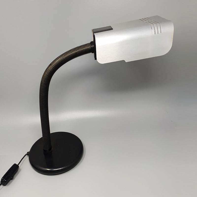 Impresionante lámpara de sobremesa original de los años 70 fabricada en aluminio por Targetti Sankey. Fabricado en Italia. La lámpara funciona perfectamente y está en muy buen estado. Una verdadera obra de arte moderno.
Dimensiones:
7,1 x 7,1 x