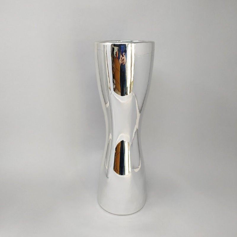 1970er Jahre Wunderschönes Vasenpaar aus Keramik. Diese Vasen sind zwei Skulpturen und sie sind in ausgezeichnetem Zustand. Hergestellt in Italien
durchmesser 4,33