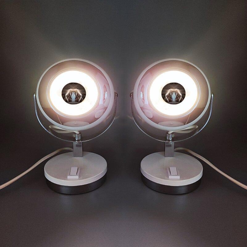 1970er Jahre Wunderschönes Paar weißer Augentischlampen von Veneta Lumi, hergestellt in Italien (Metall) im Angebot