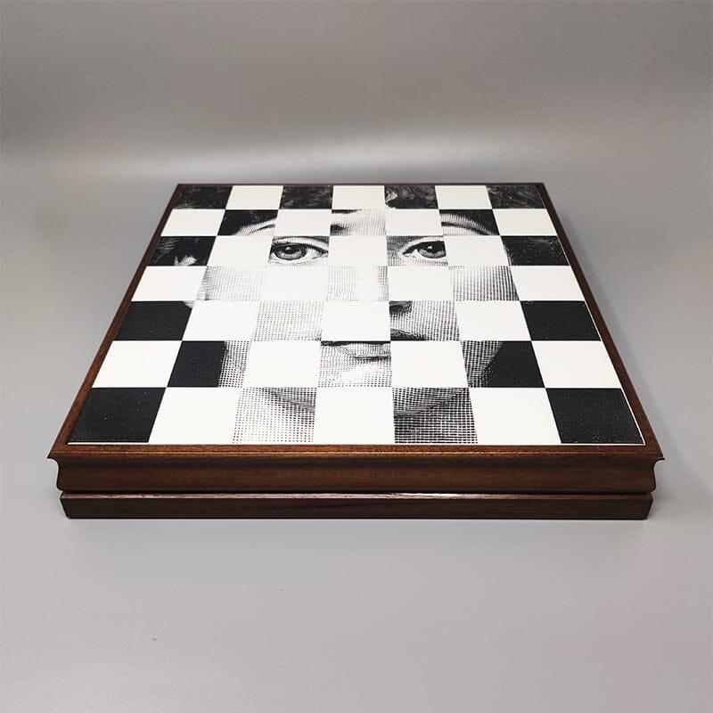 1970 Gorgeous Piero Fornasetti Chess board - Game set Box for Dal Negro in walnut wood , the set is in excellent condition and includes chess game, checkers game, card game and dice game. Le dessus est à double face, une face représentant Lina