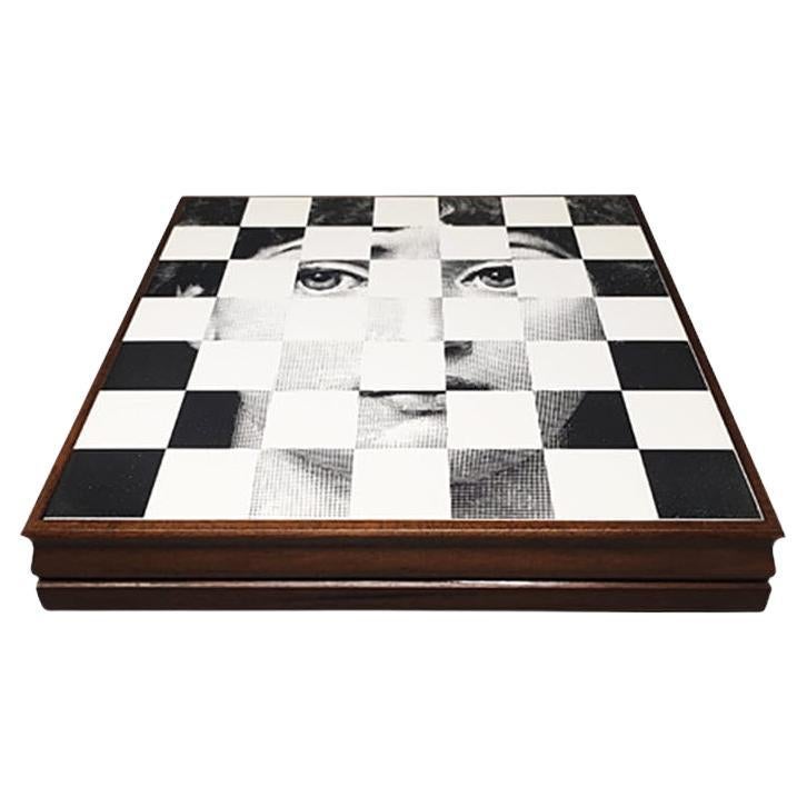 Superbe plateau d'échecs Piero Fornasetti des années 1970 - Boîte de jeu. Fabriqué en Italie