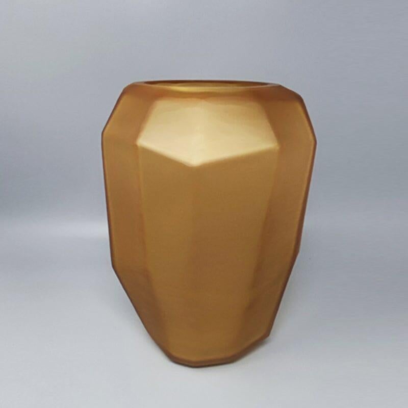 1970 Magnifique vase polyédrique de Dogi en verre de Murano (couleur ambre). Fabriquées en Italie. Ce vase est en excellent état. Fabriquées en Italie.
diamètre 7,87 x 11,81 H pouces
diamètre 20 cm x 30 H cm