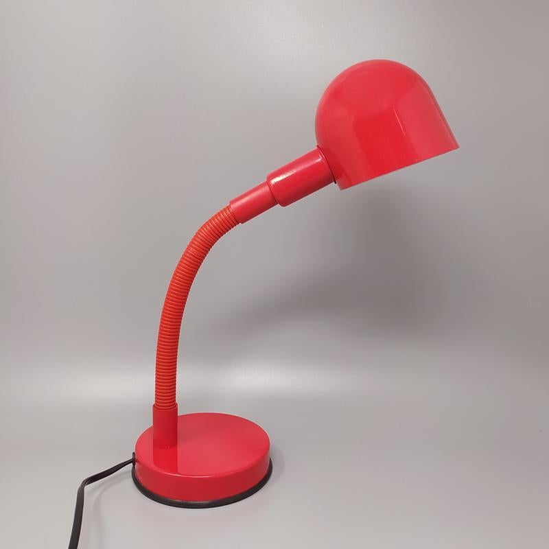 1970 Superbe lampe de table rouge par Veneta Lumi . Fabriqué en Italie
La lampe fonctionne parfaitement et elle est en excellent état.
Dimension
Diamètre 4,72 x 15,74 Hauteur pouces
Diamètre cm 12 x 40 Hauteur cm.