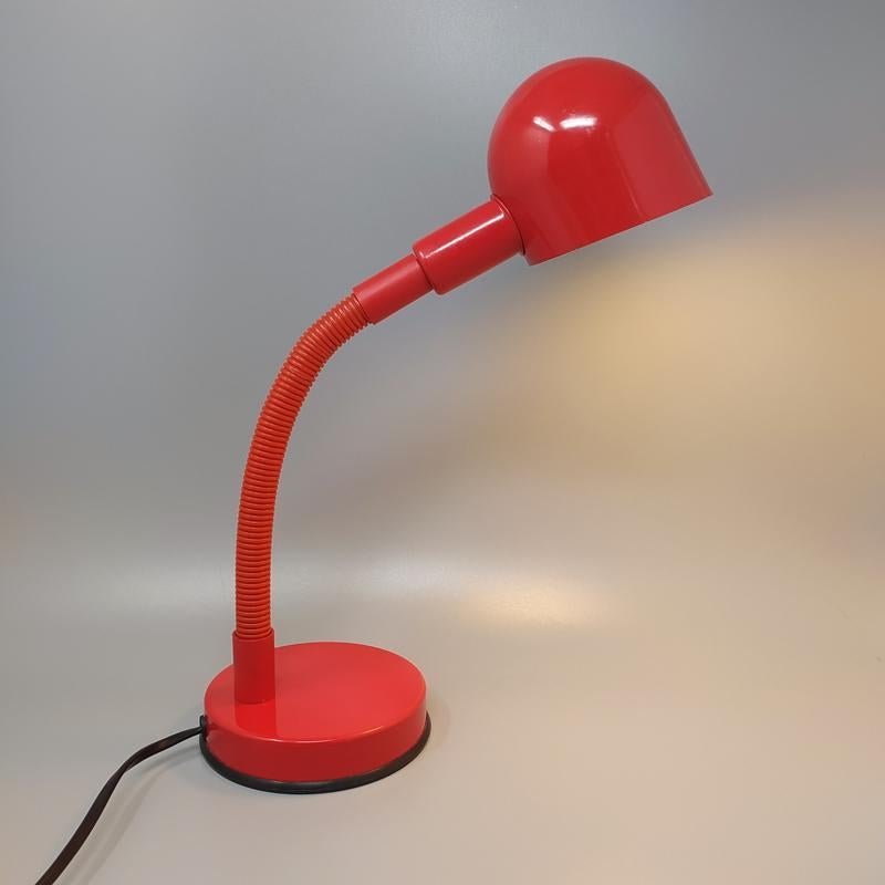 Preciosa lámpara de mesa roja de los años 70 de Veneta Lumi, Made in Italy Italiano en venta