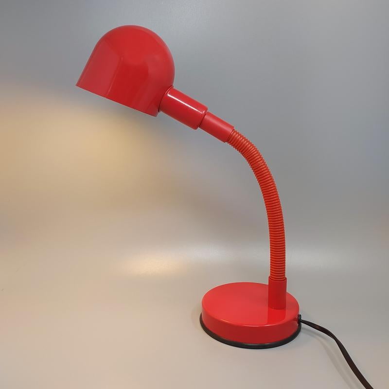 Preciosa lámpara de mesa roja de los años 70 de Veneta Lumi, Made in Italy en Excelente estado para la venta en Milano, IT