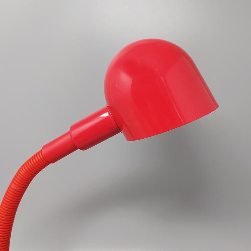 Preciosa lámpara de mesa roja de los años 70 de Veneta Lumi, Made in Italy finales del siglo XX en venta