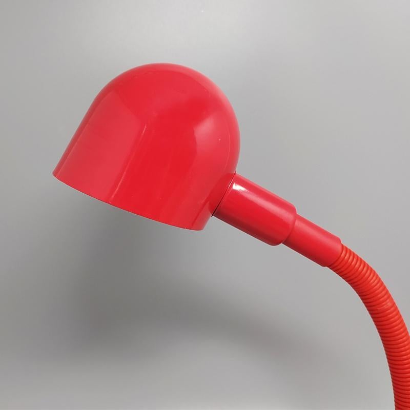 Preciosa lámpara de mesa roja de los años 70 de Veneta Lumi, Made in Italy Metal en venta