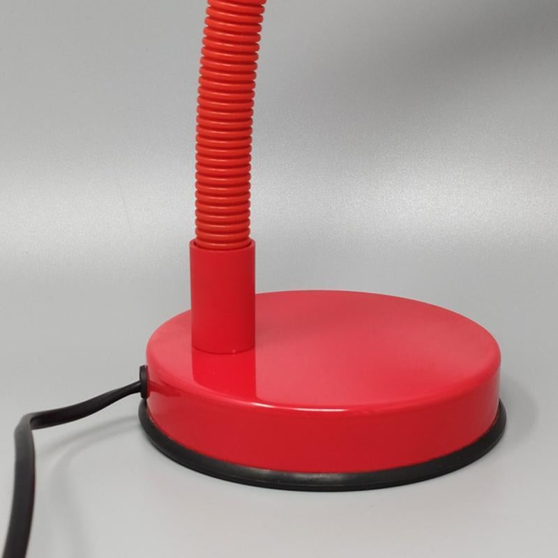 Magnifique lampe de bureau rouge des années 1970 par Veneta Lumi, fabriquée en Italie en vente 1