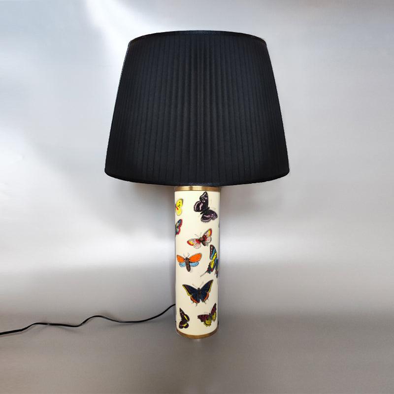 1970er Jahre Wunderschöne einzigartige Piero Fornasetti Tischlampe. Hergestellt in Italien. Diese Lampe ist einzigartig und in ausgezeichnetem Zustand, signiert an der Unterseite und sie funktioniert perfekt. Der Lampenschirm aus schwarzer Seide ist