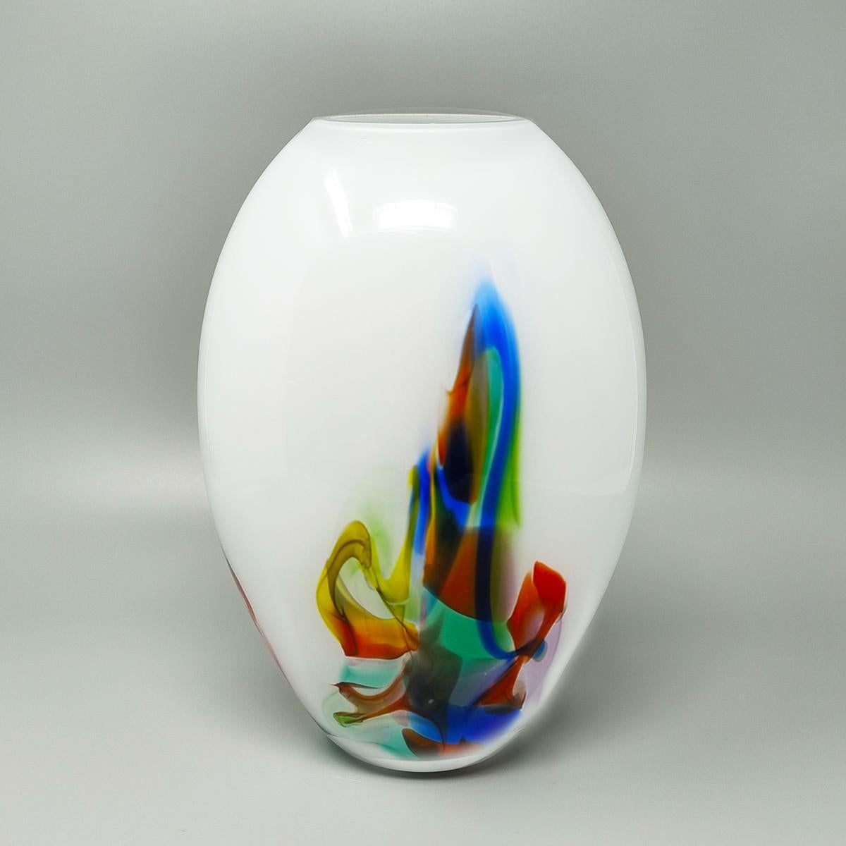 Anni '70 Splendido  vaso realizzato a mano in vetro di Murano. Prodotto in Italia. L'articolo è in ottime condizioni. 
Dimensioni:
diametro 6,29 x 9,05 H. pollici
diametro cm 16 x cm 23 H.