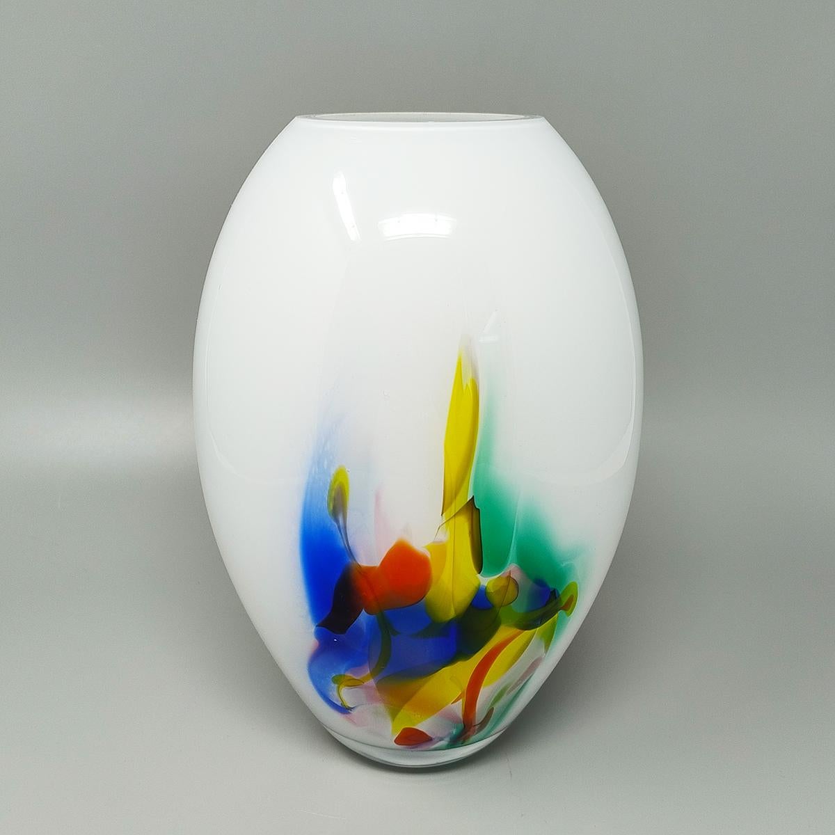 Mid-Century moderno Splendido vaso degli anni '70 realizzato a mano in vetro di Murano. Prodotto in Italia in vendita