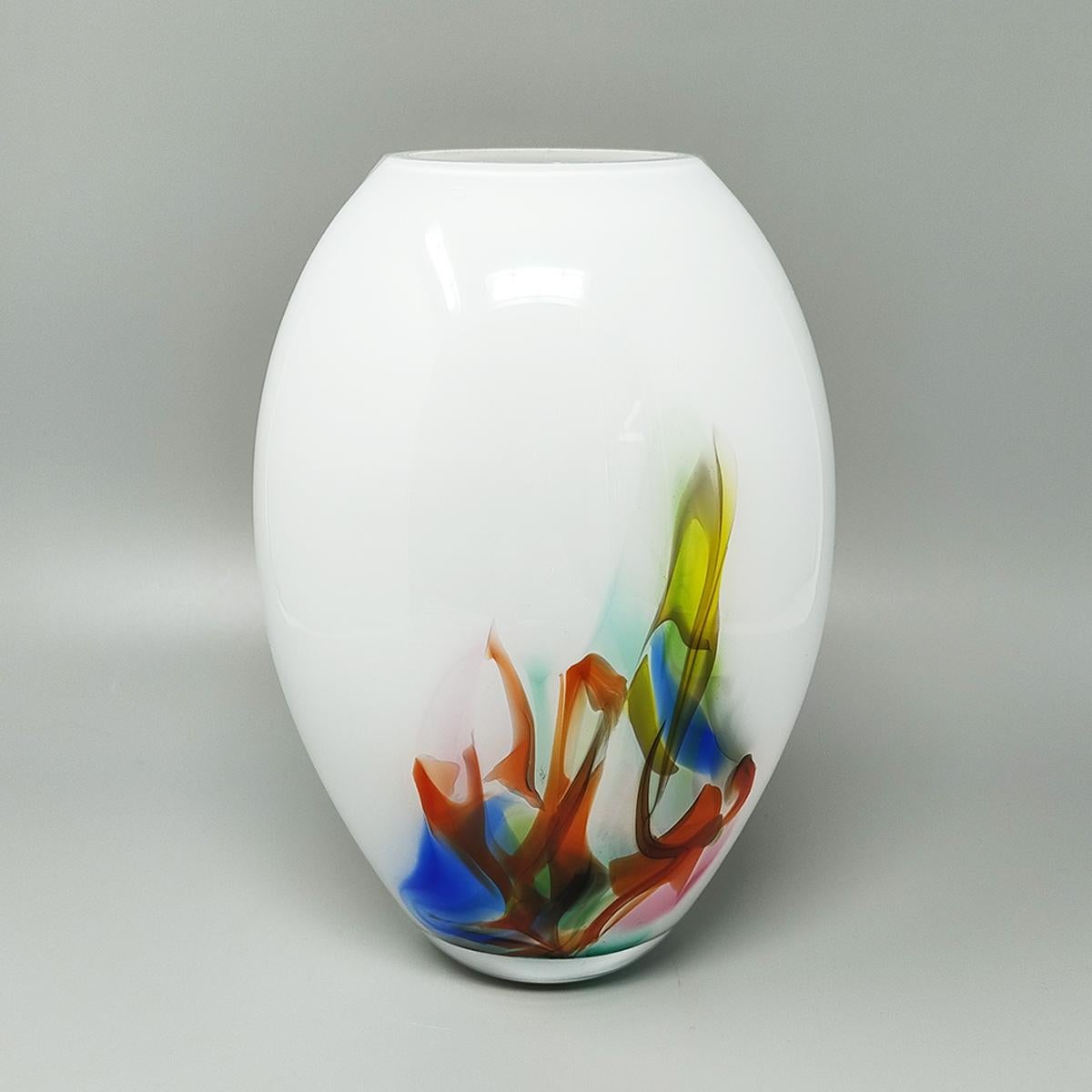 Italiano Splendido vaso degli anni '70 realizzato a mano in vetro di Murano. Prodotto in Italia in vendita