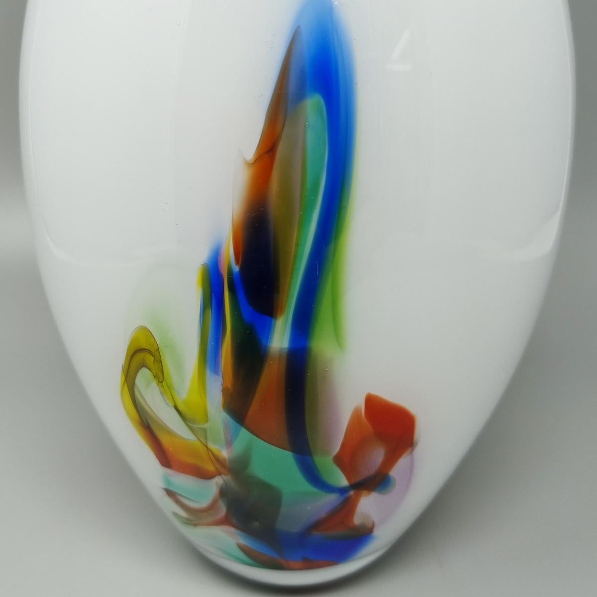 Splendido vaso degli anni '70 realizzato a mano in vetro di Murano. Prodotto in Italia In condizioni ottime in vendita a Milano, IT