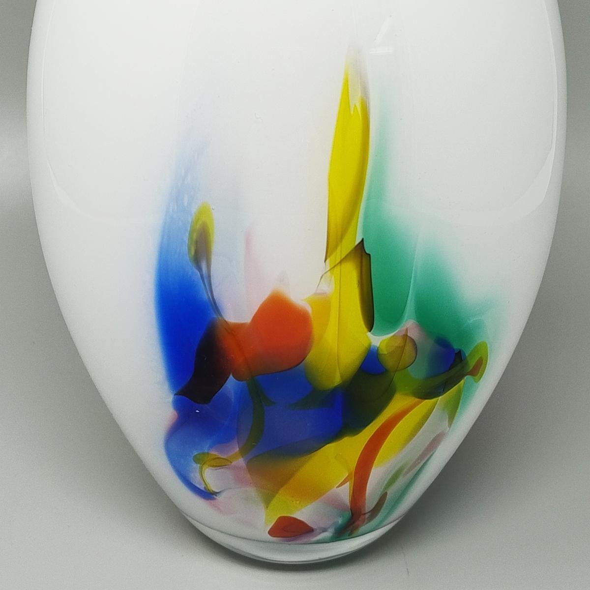 Fine XX secolo Splendido vaso degli anni '70 realizzato a mano in vetro di Murano. Prodotto in Italia in vendita
