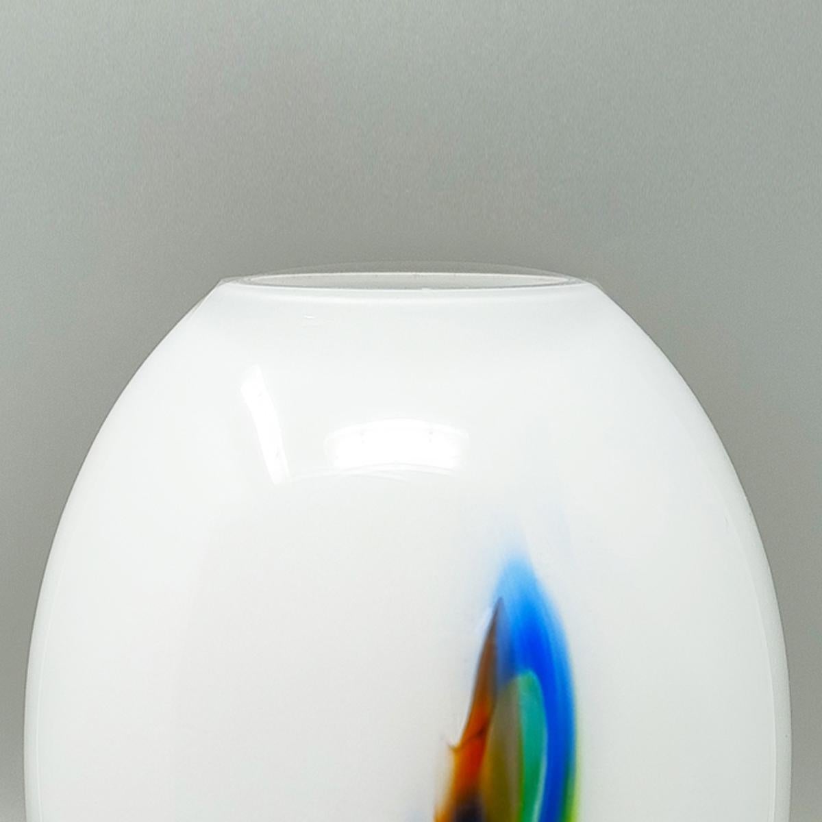 Splendido vaso degli anni '70 realizzato a mano in vetro di Murano. Prodotto in Italia in vendita 1