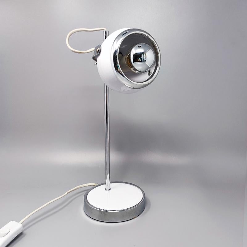 1970s Gorgeous white eyeball table Lamp by Veneta Lumi. Fabriqué en Italie
La lampe fonctionne parfaitement et elle est en excellent état. 
Dimension :
Diamètre 5,11